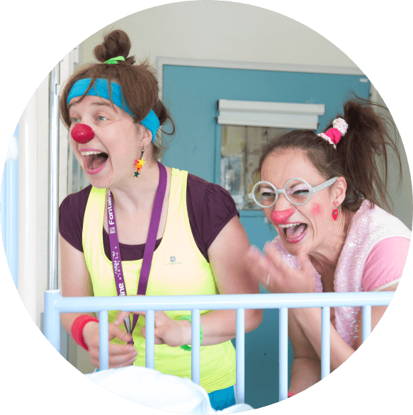 Deux clowns rigolent