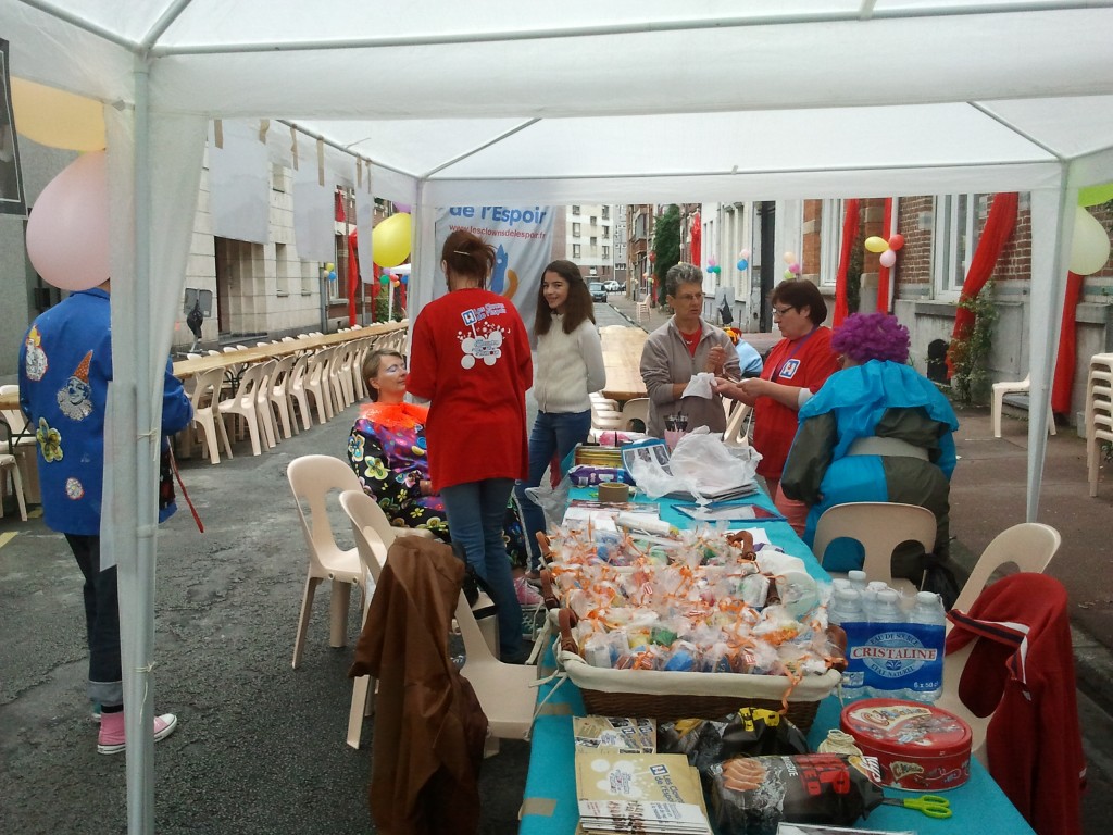 Maquillage et ventes de sachets bonbons à la fête de rue Camille Desmoulins à Lille 